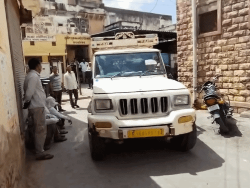 शव को सुजानगढ़ अस्पताल की मॉर्च्युरी में रखवाया गया है।