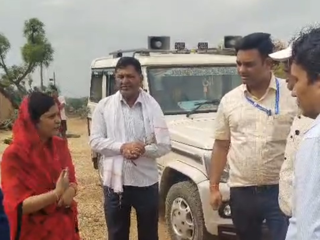 अधूरी सड़क को लेकर प्रदर्शन, मौके पर पहुंचा प्रशासन।