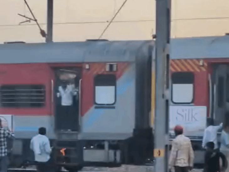 धौलपुर में गर्मी के चलते ट्रेन कोच के निचले हिस्से में आग लग गई