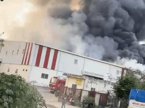 आग इतनी तेजी से फैली कि देखते ही देखते गोदाम में रखा सामान जल गया।