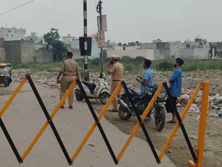 संदिग्धों को पकड़ने के लिए बस्ती एरिया में की गई नाकाबंदी।