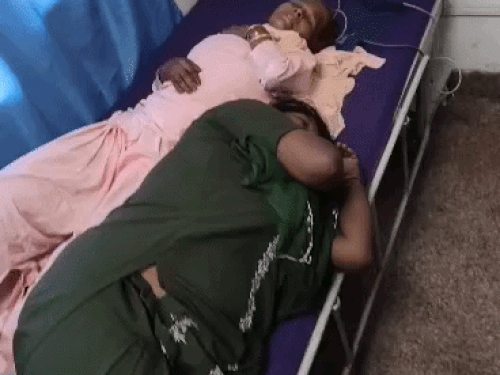 अस्पताल में उपचाराधीन दर्शनी देवी और शीला।