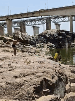 गर्मी से बचने के लिए बच्चे केन नदी में नहाते रहते हैं।