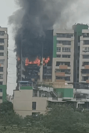 आगीच्या ज्वाळा आणि धुराचे लोट पाहून परिसरात घबराट पसरली.