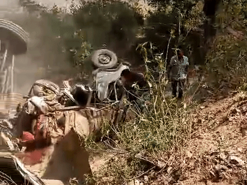 दोनों गाड़ियां के परखच्चे उड़ गए हैं। बोलेरो पूरी तरह से क्षतिग्रस्त हो गई है।