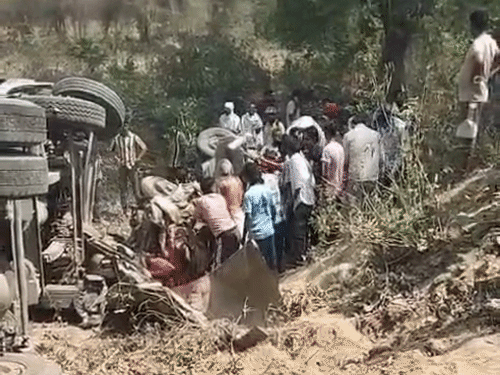 टक्कर के बाद ट्रक और बोलेरो रोड किनारे खाई में पलट गए।