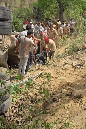 गांववालों की मदद से घायलों को निकाला गया। शवों को पॉलिथीन में भरकर पोस्टमॉर्टम को भेजा गया।