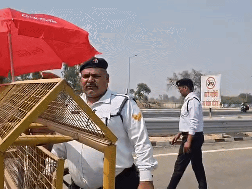 सिपाही जय भगवान कार्रवाई से इतना नाराज हुए कि उन्होंने यातायात प्रभारी की पोल खोल दी।