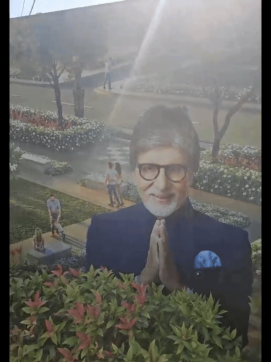 टाऊनशिपच्या गेटजवळ अमिताभ बच्चन यांचे ब्रँडिंग करणारे अनेक पोस्टर लागले आहेत.