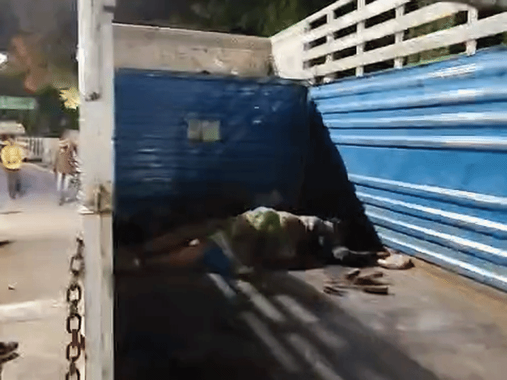 मृतदेह दुसऱ्या पिकअप वाहनाने पोस्टमॉर्टमसाठी जिल्हा रुग्णालयात पाठवण्यात आले.