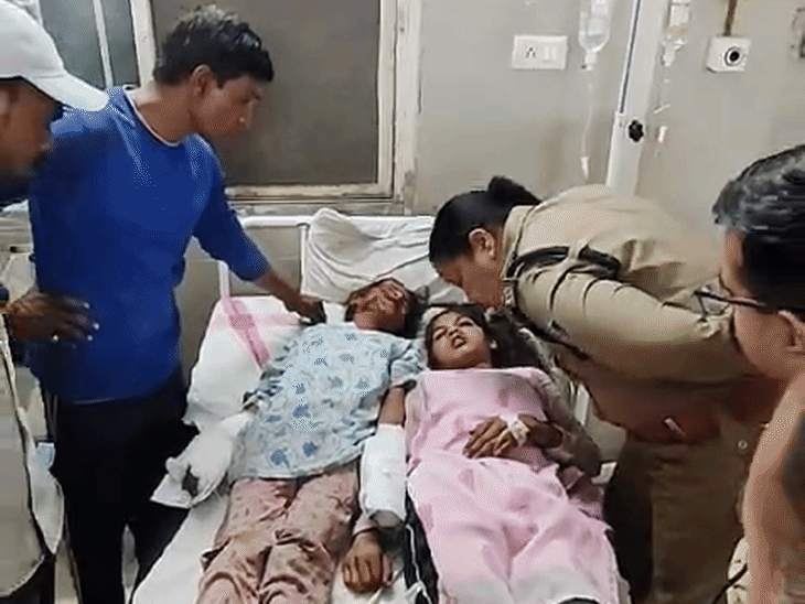 रुग्णालयात जागा कमी पडल्याने एकाच बेडवर दोन मुलांना झोपवून उपचार केले जात आहेत.