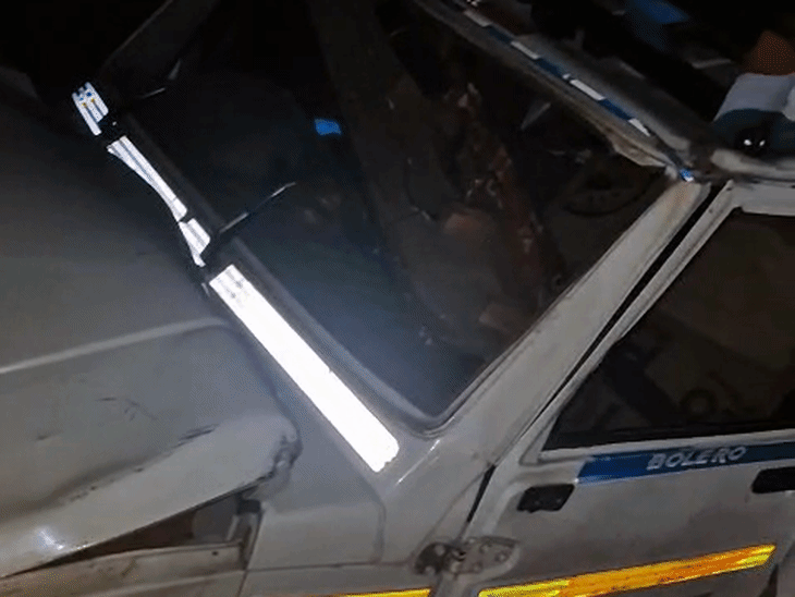 स्कॉर्पिओला धडक दिल्यानंतर पिकअप वाहन उलटले.