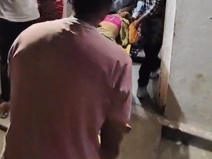 जखमींना धार येथील जिल्हा रुग्णालयात दाखल करण्यात आले आहे.