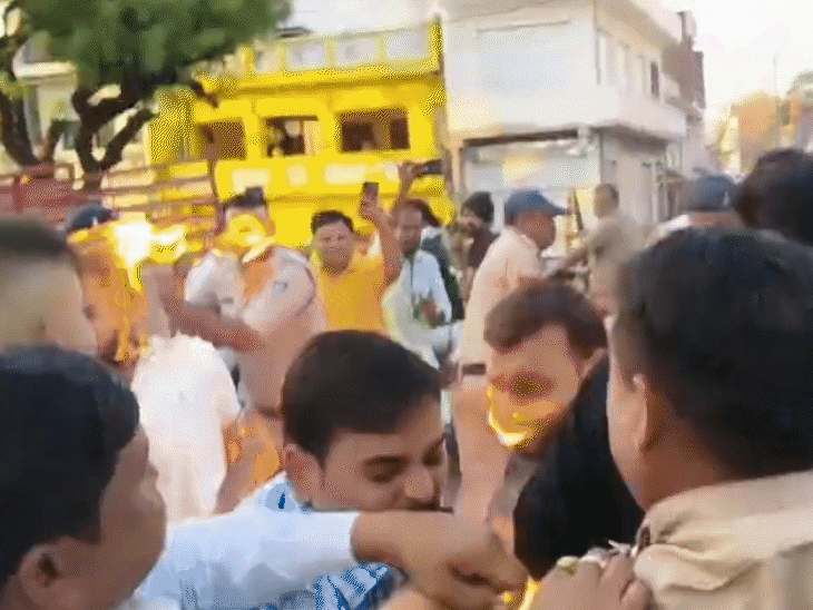 छतरपुर में सीएम का पुतला जला रहे युवा कांग्रेस कार्यकर्ता व पुलिसकर्मी झुलस गए।