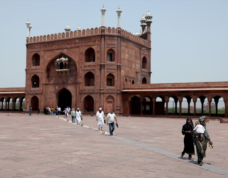 भीषण गर्मी के चलते जमीन भी खासी तप रही है। दिल्ली की जामा मस्जिद में कारपेट बिझाया गया है।