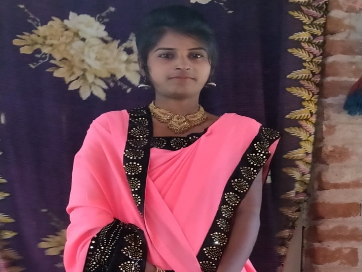 अर्चना का शव घर के अंदर बाथरूम के समीप पड़ा मिला। उसके गले पर फंदे के निशान पाए गए।