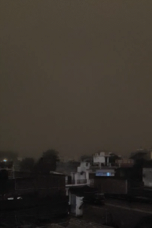 गोरखपुर में बुधवार शाम अचानक मौसम बदल गया। आसमान में घने काले बादल छा गए।कुछ ही देर में पूरे इलाके में अंधेरा हो गया।