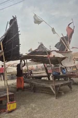 प्रयागराज में बुधवार को तेज आंधी चली। संगम के पास घाट पर बनी दुकानों के छप्पर गिर गए।