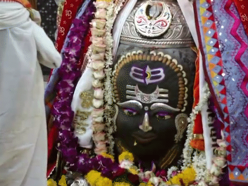 भगवान महाकालेश्वर को रोजाना सुबह 10 बजे भोग अर्पित किया जाता है। इस दौरान भोग आरती भी की जाती है।