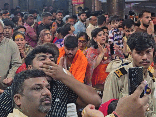 दान करने वाले श्रद्धालुओं को भोग आरती के दौरान मंदिर ले जाया जाएगा।