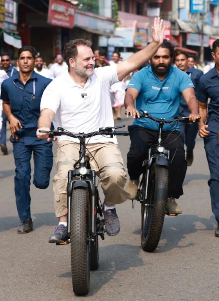 राहुल गांधी ने केरलम के कोट्टायम में मौजूदा विधायक चांडी ओमन के साथ साइकिल चलाई।
