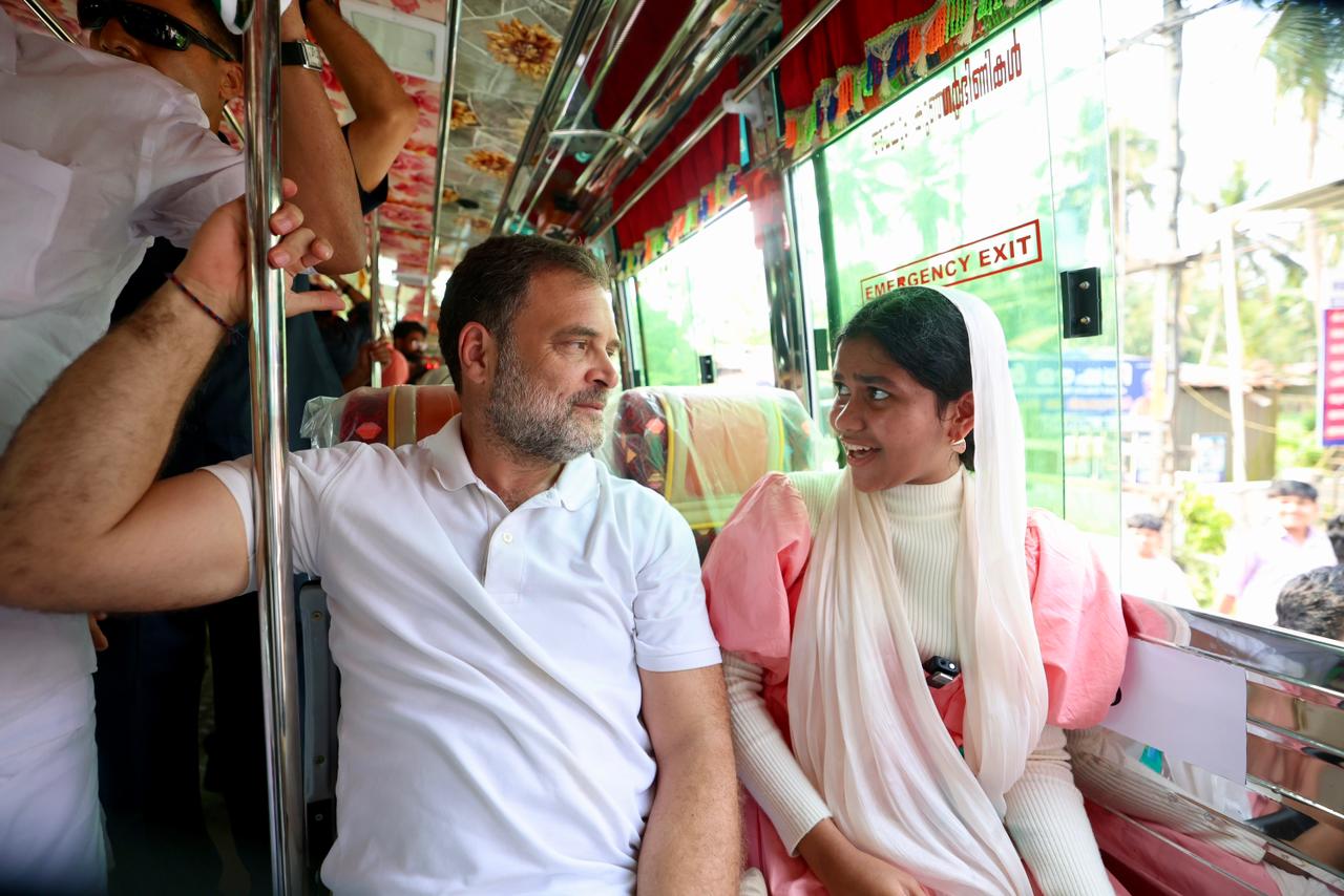 राहुल ने केरलम में बस की सवारी की। उन्होंने बालुसेरी से नानमंडा तक यात्रा की।