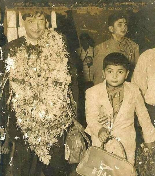 पिता राज कपूर के साथ ऋषि कपूर की तस्वीरें।