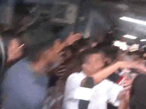 भवानीपुर में सुवेंदु अधिकारी को पोलिंग बूथ पर TMC समर्थकों ने घेर लिया।