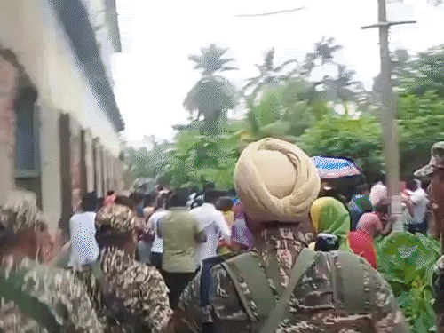 फाल्ता में सुरक्षाकर्मियों ने हंगामा कर रहे वोटरों पर लाठीचार्ज किया।