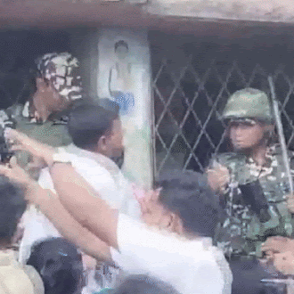 साउथ 24 परगना के कैनिंग में बूथ नंबर 113 पर सुरक्षाबलों और वोटरों के बीच धक्का-मुक्की हुई।