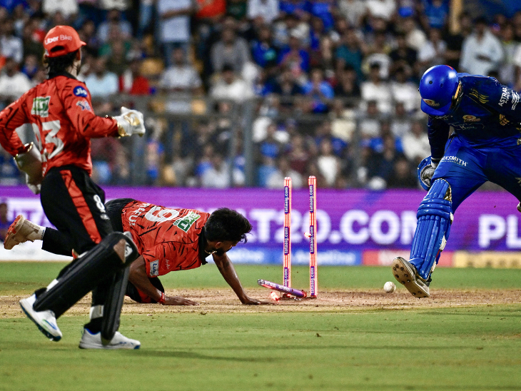 પ્રફુલ્લે બોલ છોડીને હાથથી જ સ્ટમ્પ પાડી દીધા.