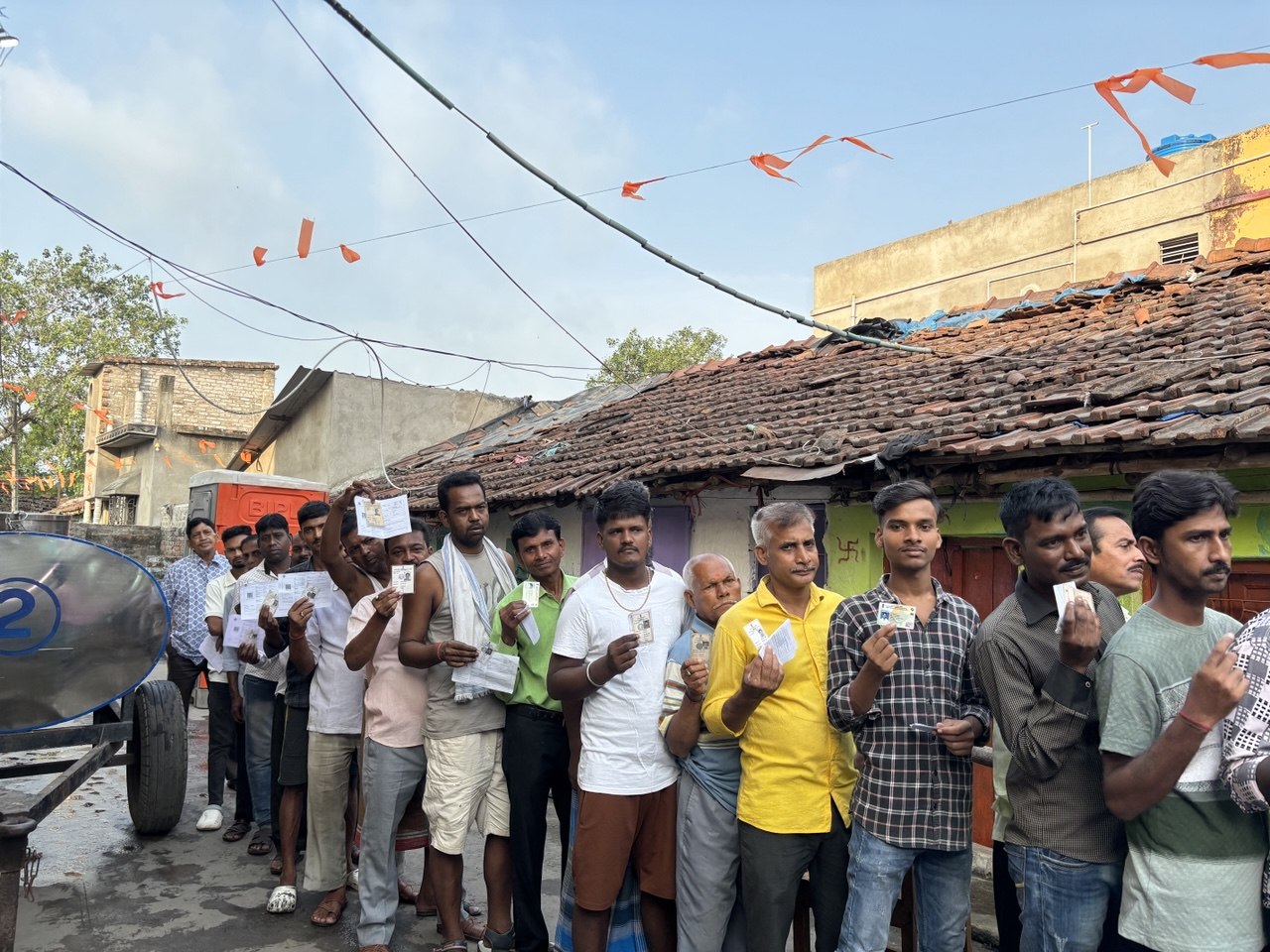 भाटपाड़ा में वोट डालने पहुंचे वोटर बूथ के बाहर लाइन लगाकर खड़े हुए।