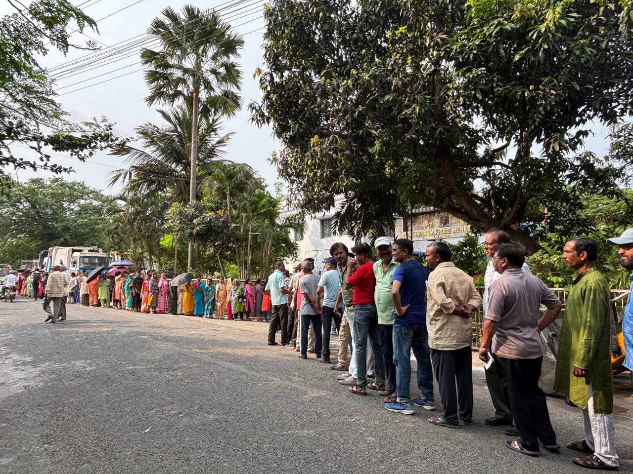 नार्थ बैरकपुर में वोटर की लंबी लाइन लगी।