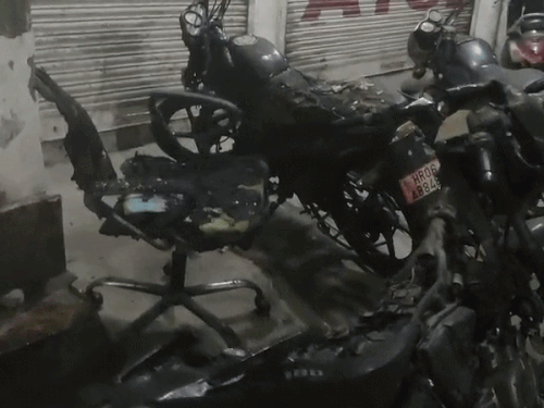 आगजनि में ग्राहकों की तीन बाइक जल गई।