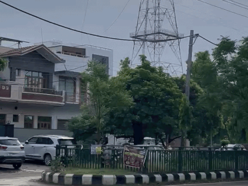 हिसार के आसमान में छाए हल्के बादल का दृश्य।