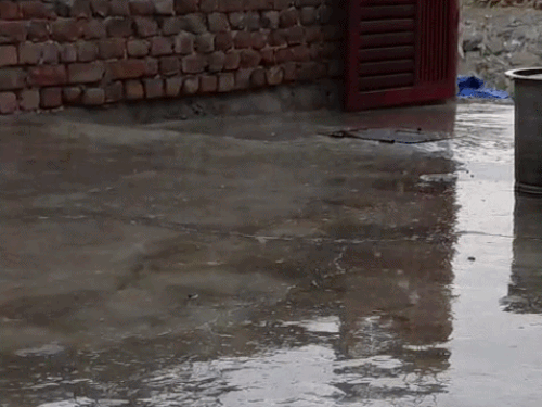 दौसा के सिकराय क्षेत्र में जयपुर-आगरा हाईवे पर बुधवार सुबह 8 बजे ओले गिरे।