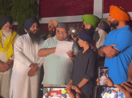 स्कूल प्रबंधन समिति के अध्यक्ष पवन मित्तल ने कहा- टीचर ने केवल स्टूडेंट का कंधा थपथपाया था।
