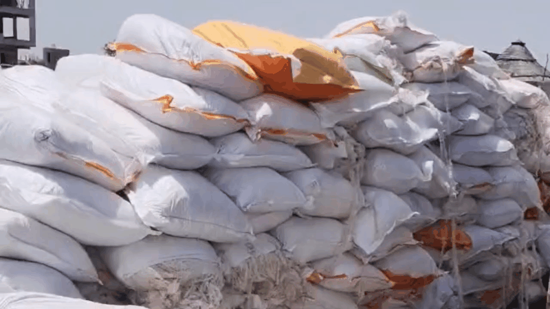 ट्रक में रखा कपास बाहर रोड पर बिखर गया