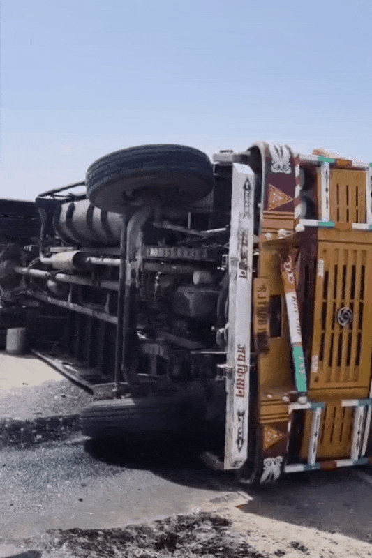 टक्कर के बाद डिवाइडर से टकरा गया ट्रक