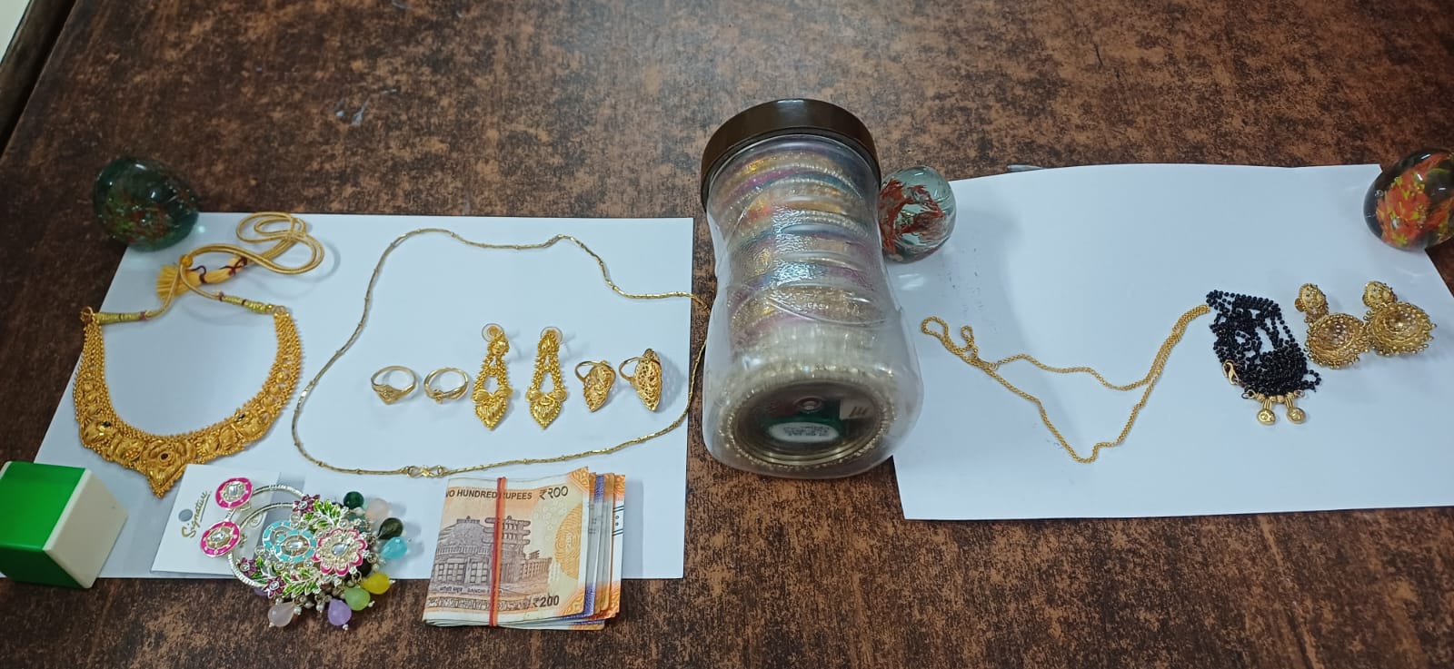 यात्री के बैग से करीब 5.56 लाख रुपए का सामान मिला। इसे सुरक्षित लौटा दिया गया।