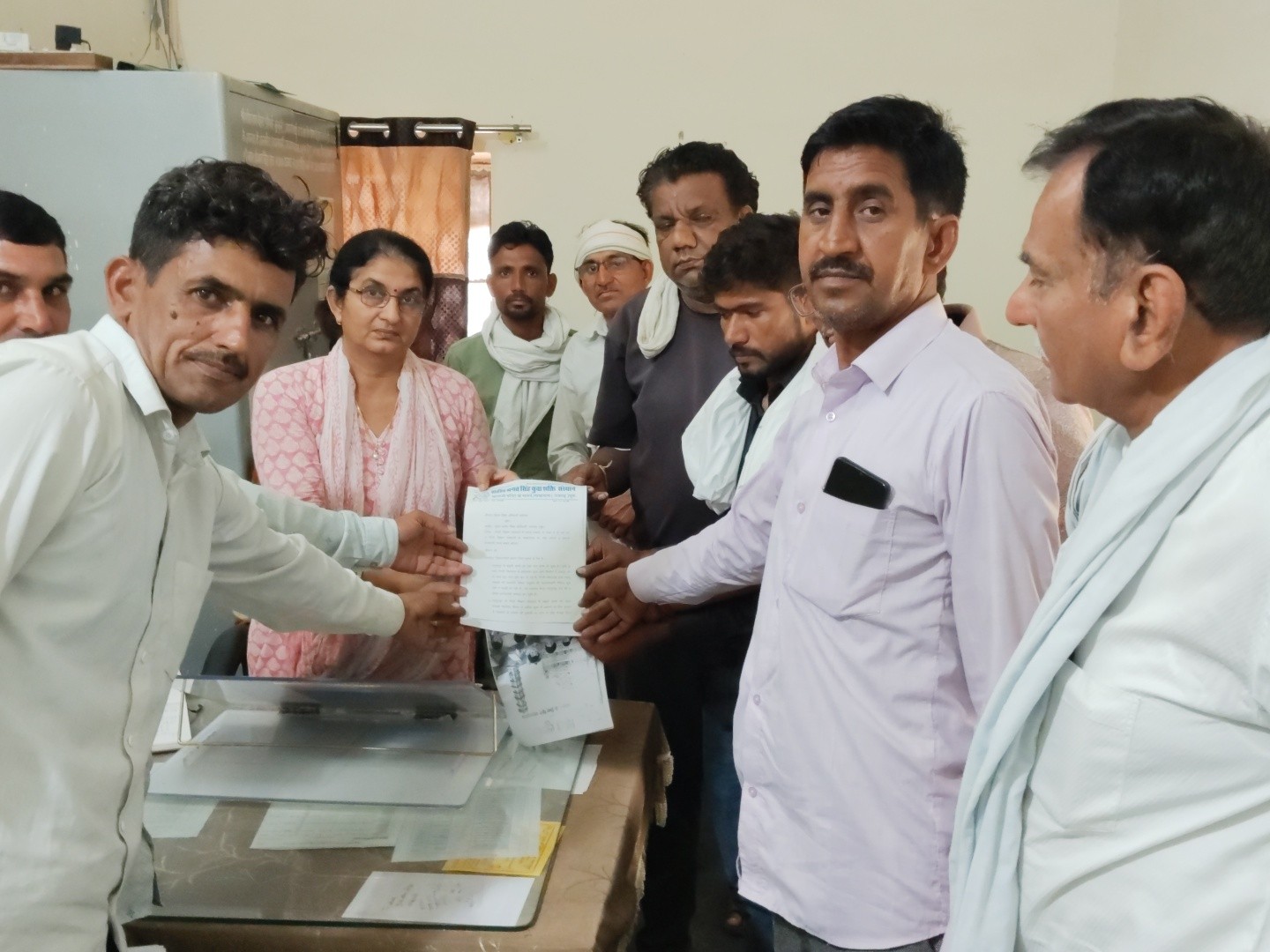 अभिभावकों ने मुख्य ब्लॉक शिक्षा अधिकारी (सीबीओ) सुमन जाखड़ को जिला शिक्षा अधिकारी ओमप्रकाश के नाम ज्ञापन सौंपा गया।