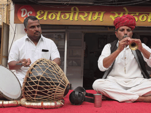 गुरुवार को नया बाजार में शहनाई के साथ लाल्या-काल्या के मेले का शुभारंभ किया गया।