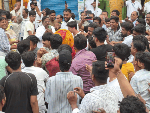 नकटी (होलिका) बाजार में आई। इस दौरान खूब उत्पात मचाया।