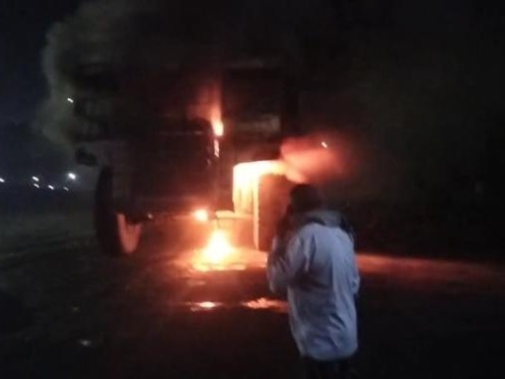 दमकल के पहुंचने तक डम्फर का एक बड़ा हिस्सा जलकर खाक हो चुका था।