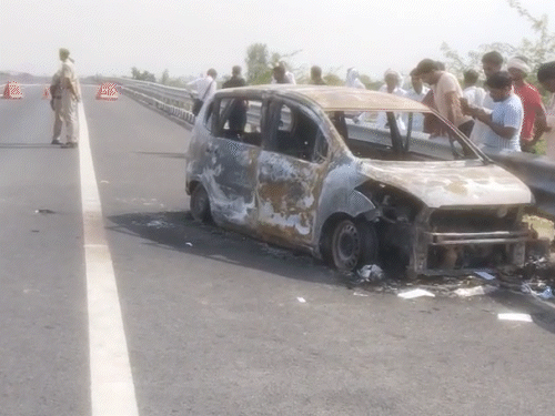 स्थानीय लोगों ने बताया कि कार में करीब 30 मिनट तक आग लगी रही है। इस कारण सभी लोग जल गए।