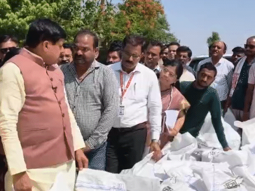 सीएम ने मंडी में पहुंचकर अधिकारियों से व्यवस्था को जाना।