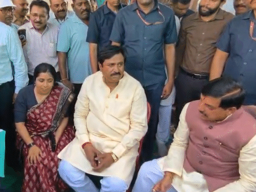 मंडी में सीएम के साथ विधायक भी मौजूद रहे।