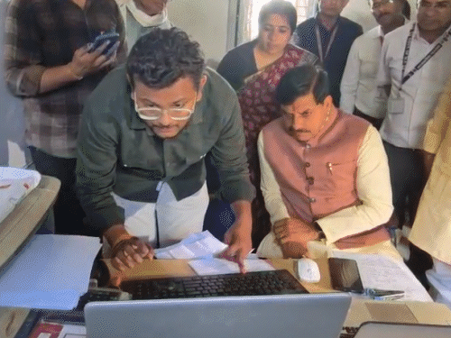 सीएम ने मंडी में कम्प्यूटर में स्लॉट बुकिंग की व्यवस्था को भी समझा।