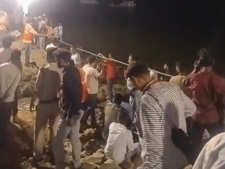 बरगी डैम पर बड़ी संख्या में लोग पहुंचे हैं।