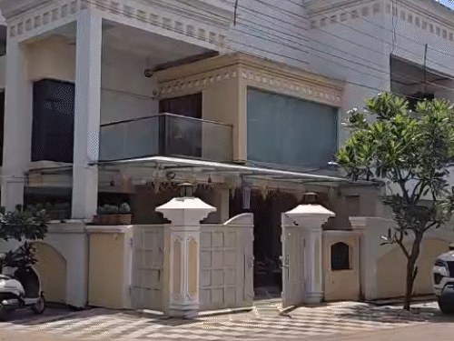 दुर्ग में चतुर्भुज राठी के घर के अंदर जांच चल रही है।